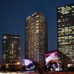 上海浦东嘉里大酒店 豪华房1晚(含2大1小早餐+minibar+乐园畅玩)