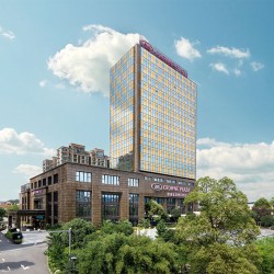 周末不加价!德清莫干山皇冠假日酒店 高级房1晚(含早餐+美食套餐)