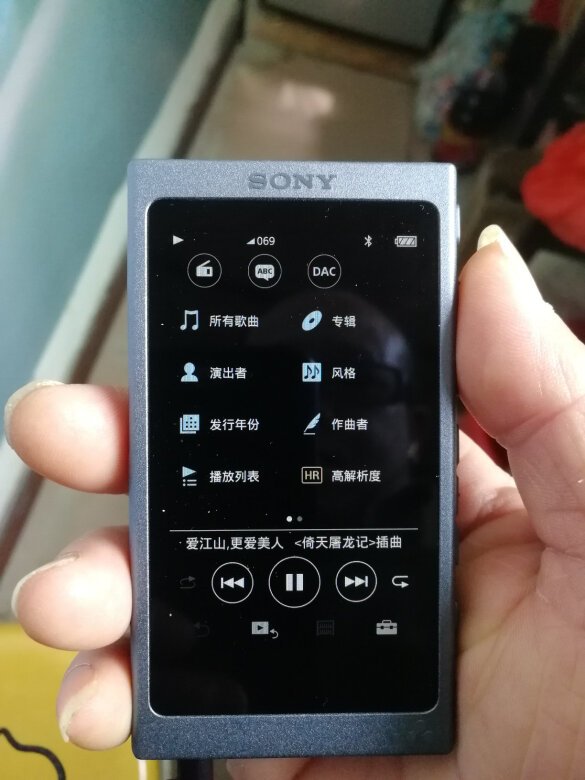
包装不错，款型轻巧好看，音效比手机好听