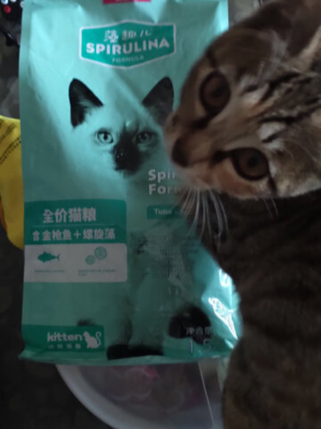 猫猫很喜欢，我自己也吃了一颗味道还阔以。