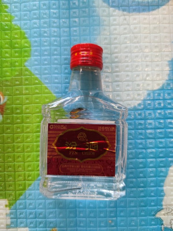 可口清爽:这一款小瓶装的汾酒入口清香,喝起来不上头不上,有一定的