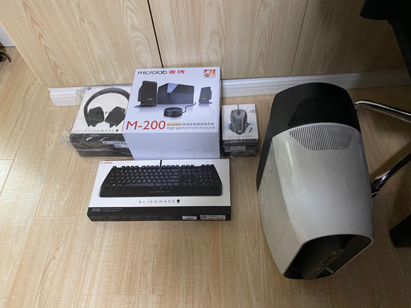 机箱外观：时尚，机箱小，容易清理性能配置