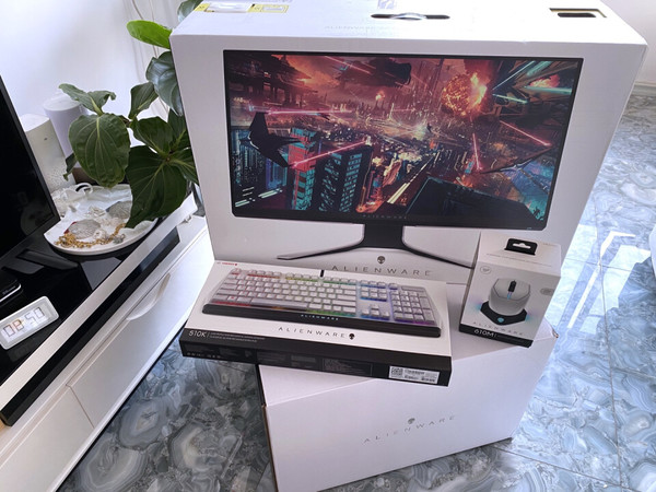 全套白色，机箱太炫酷啦，整体感觉很圆润，