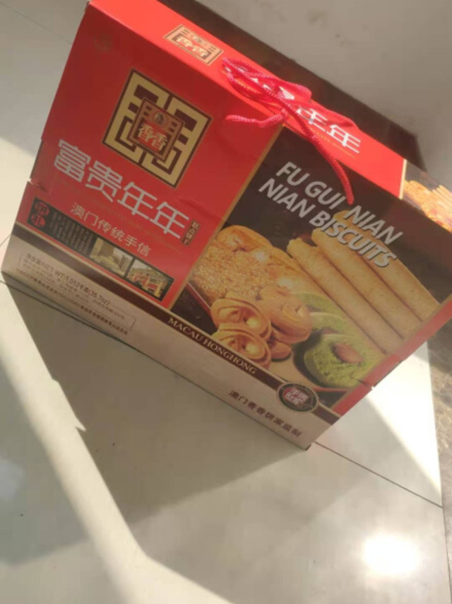 芝麻饼杏仁酥曲奇核桃酥蛋卷哦红色的看着是