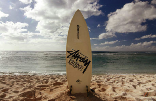 当时很喜欢冲浪的shawn stussy将自己设计的涂鸦签名印在了冲浪板上