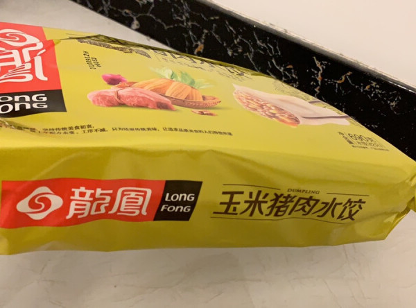 尝试买了两个味道的饺子，藤椒川味的和玉米