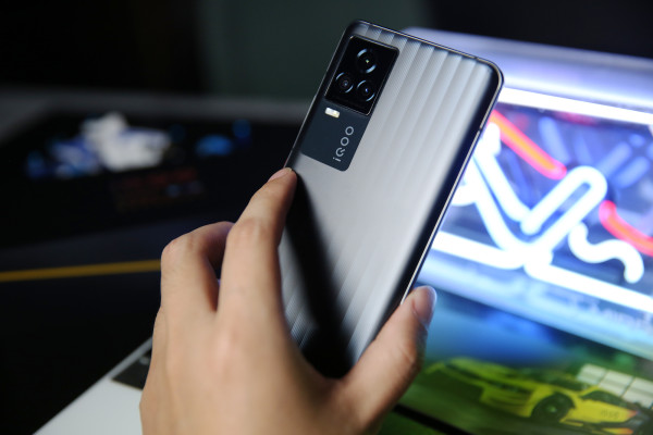 小编精选强悍的横屏旗舰vivoiqoo75g智能手机