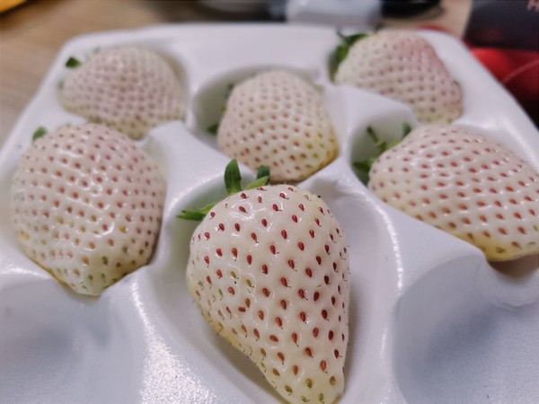好货福利：鑫民窑 淡雪白草莓礼盒 1000g 