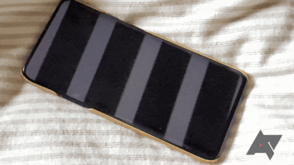 和lcd屏幕不同,amoled屏幕是通过电流大小控制屏幕亮度,但屏幕亮度较