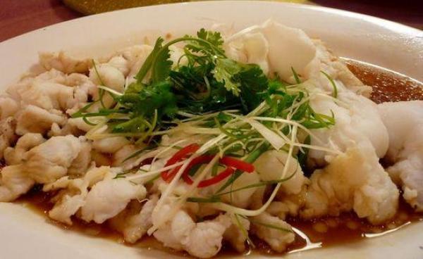 石头鱼脂肪肥厚但油而不腻,如果拔掉毒刺,刺皮上锅文火清蒸或熬汤.