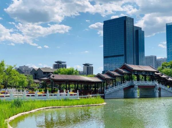 北京通州希尔顿酒店位于北京市通州区的繁华地段,毗邻万达广场,运河