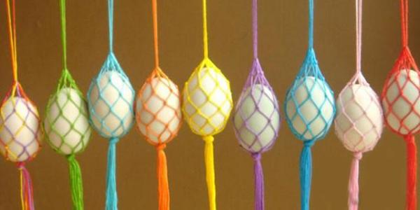 他也写到过端午节高邮的小孩子兴挂"鸭蛋络子",也是大人用彩色丝线打