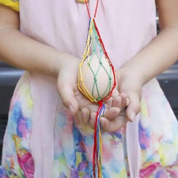 他也写到过端午节高邮的小孩子兴挂"鸭蛋络子",也是大人用彩色丝线打