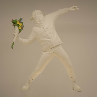 HOWstore Banksy  掷花者 FLOWER BOMBER 雕塑摆件 高 36 cm 宝丽石