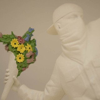 HOWstore Banksy  掷花者 FLOWER BOMBER 雕塑摆件 高 36 cm 宝丽石