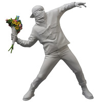 艺术品：HOWstore Banksy  掷花者 FLOWER BOMBER 雕塑摆件 高 36 cm 宝丽石