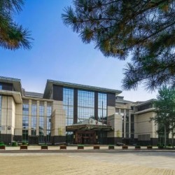 五一/国庆/中秋不加价!包头青山宾馆迎宾楼 豪华大床房1晚(含早餐+Pacge火锅)