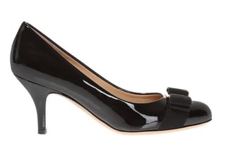 Salvatore Ferragamo Ladies Vara Bow Pump Shoe in Black, Brand Size 9.5