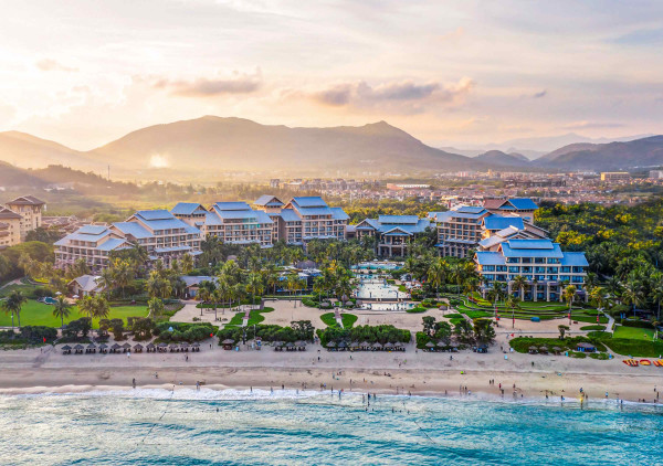 金茂三亚亚龙湾希尔顿大酒店位于亚龙湾国家旅游度假区内,出门就是