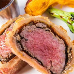 东方明珠旁惠灵顿双人牛排套餐,268元,天比高粤菜双人餐,249元,红辣椒3-4人火锅套餐,199元