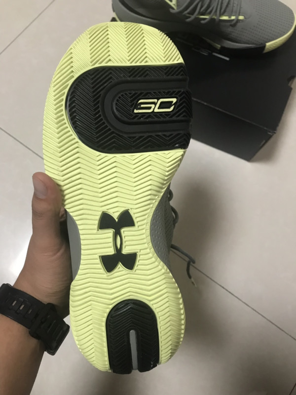 安德玛库里sc3zer0iii带给你不一样的脚感科技