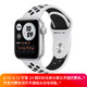  Apple 苹果 Watch Nike SE；银色铝金属表壳；白金配黑色 Nike 运动表带　