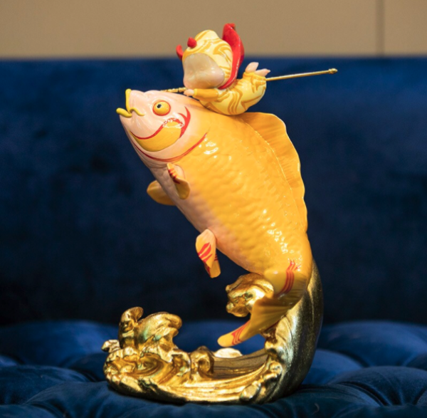 xq稀奇瞿广慈富贵锦鲤33522521cm2020年玻璃钢桌面摆件