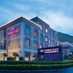 净土之巅!稻城亚丁日松贡布皇冠假日酒店 高级房1晚(含早餐+下午茶+氧气瓶)