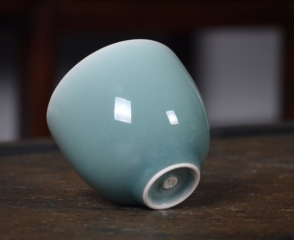 拍卖何俊龙泉青瓷天青釉鸡心杯主人杯口径约62cm高约56cm