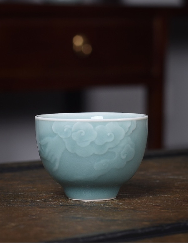 拍卖何俊龙泉青瓷祥云佛手杯天青釉