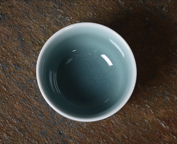 天青釉是汉族传统制瓷工艺中的珍品,瓷器釉色名,又名雨过天青,是一种