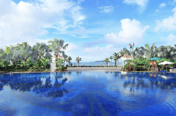 海边度假!三亚湾皇冠假日酒店 皇冠花园海景房1晚(含早餐 双人午餐 双