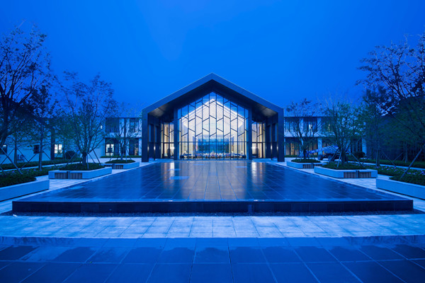 上海崇明光明花博酒店湖景好莱坞房1晚含早餐2斤龙虾2l扎啤畅玩券等