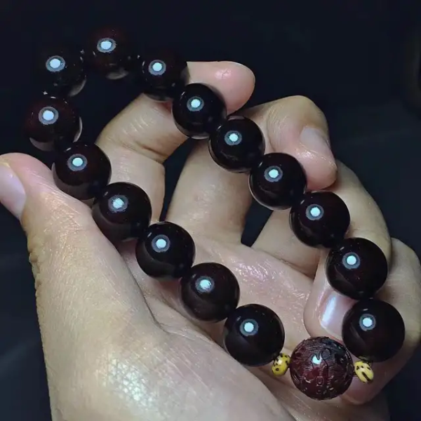 喜欢的值友可以入手～精选文玩血檀手串 高油密老料 盘款易包浆去购买