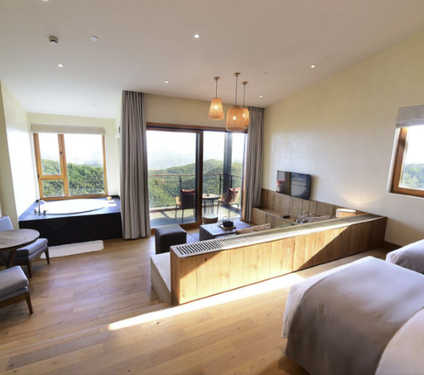 低于日历房6折!莫干山裸心堡度假村 崖景套房2晚连住套餐