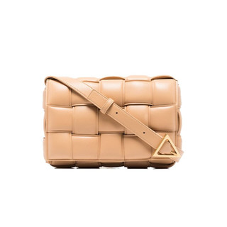 BOTTEGA VENETA 葆蝶家 CASSETTE系列 PADDED 女士加衬斜挎包 591970VCQR12700 杏仁色 中号