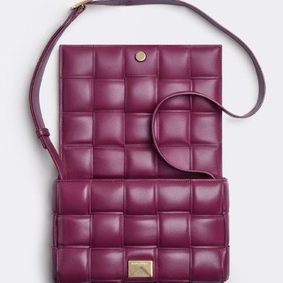 BOTTEGA VENETA 葆蝶家 CASSETTE系列 PADDED 女士加衬斜挎包 591970VCQR15562 朱砂红 中号