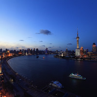 上海东方商旅酒店位于南北外滩交界的中心点，对望浦东陆家嘴，后连豫园及十六铺码头观光区。      上海东方商旅酒店由知名设计师吴宗岳跨刀，将过去上海滩的灵感注入与30年代装置性艺术元素优雅的融合。酒店楼高23层，外观为三零年代装饰性艺术(Art Deco)设计。    酒店拥有各类豪华的客房、套房，尽览北外滩、南外滩、浦东、浦西江景，深刻感受浦西史迹与浦东摩登时空交错相互辉映。客房设计由简单线条交织而成，以柚木地板展现温暖氛围，透过柔和光晕色调营造「家」的舒适。    上海东方商旅酒店