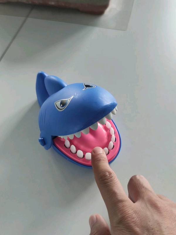 按牙齿咬手指大号鲨鱼