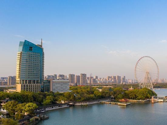 周末不加价无锡君来湖滨饭店大嘴猴亲子房1晚含早餐森林精灵儿童乐园