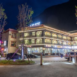 私享旅行酒店-九寨沟景区店 秘境.幻影大床房2晚含双早+牛排双人餐(可拆分)