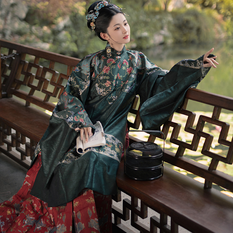 八荒原创汉服 明制汉服 麒麟游 女士立领长袄 墨绿色 S