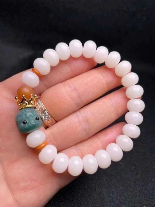 天然白玉菩提根桶珠,光滑润泽,入手皆有凉意搭配新款阿呆,呆呆手串的