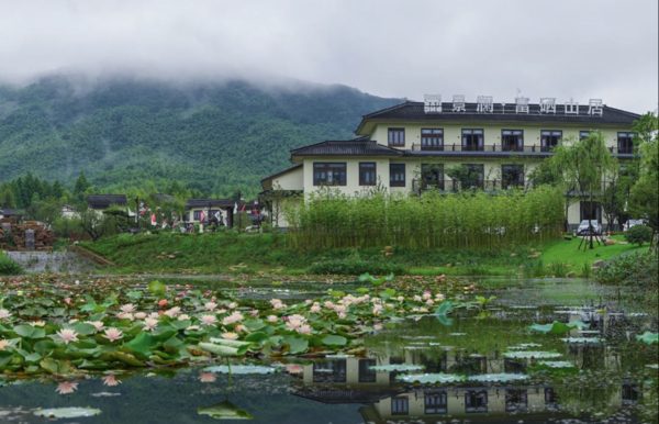 周末不加价！山水园林酒店，基础房就有60平！长兴景澜富硒山居酒店 境会园景大床房1晚套餐（含双早+汉服体验+迷你吧+餐券等）