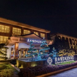 毗邻瘦西湖公园！瘦西湖宋城度假酒店 雅致大床房1晚（含早+扬州瘦西湖温泉门票+5A级景区瘦西湖景点门票）