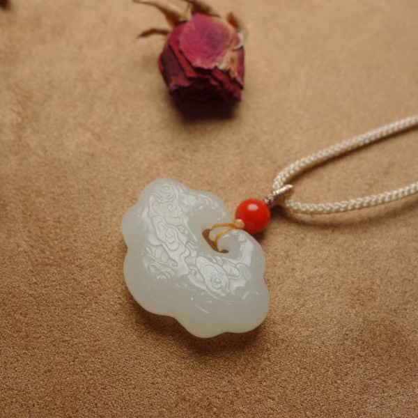 新疆和田玉 祥云如意锁吊坠