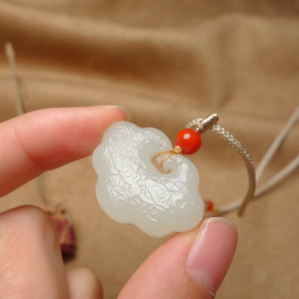新疆和田玉祥云如意锁吊坠