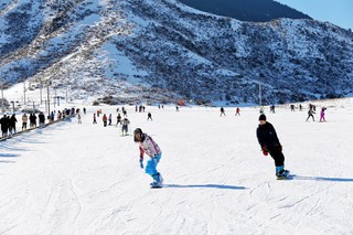 新疆乌鲁木齐南山白云国际滑雪场1日雪票+往返车费