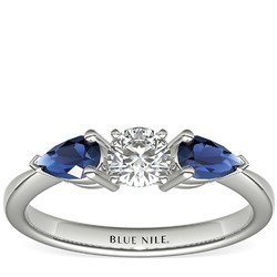 Blue Nile 0.32 克拉圓形切割钻石+铂金经典梨形蓝宝石订婚戒托