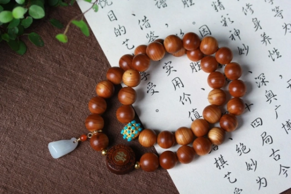 0搭配东陵玉,玛瑙回纹珠,古法金,翡翠莲藕……原创diy崖柏手串,微拍堂